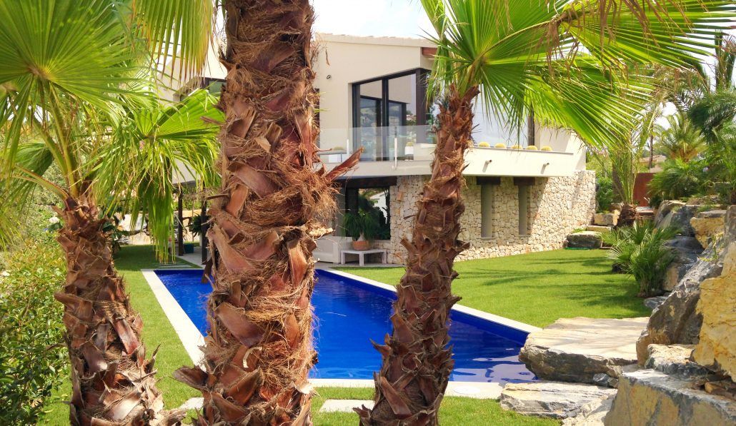 Vista rocalla Rocalla en la piscina con jardín.